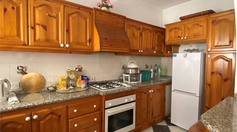 Gozo Marsalforn: 3bedroom FURNISHED apartment/STREET LEVEL garage