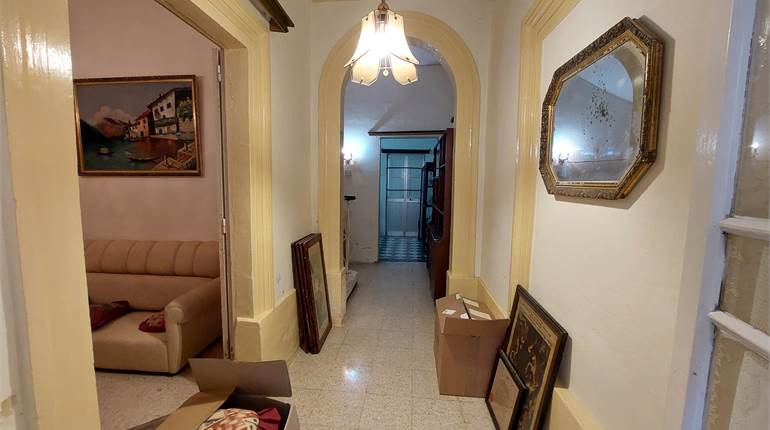 Paola - Unconverted Townhouse in UCA area + Backyard + Own Roof & Airspace 