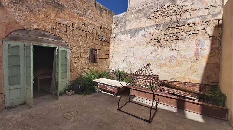 Rabat - Unconverted Town House 316sqm + Courtyard 