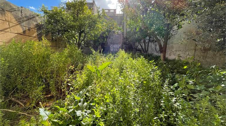 Qormi - 6 Bedroom Townhouse + Garden + Space for Pool + Possibility of Garage