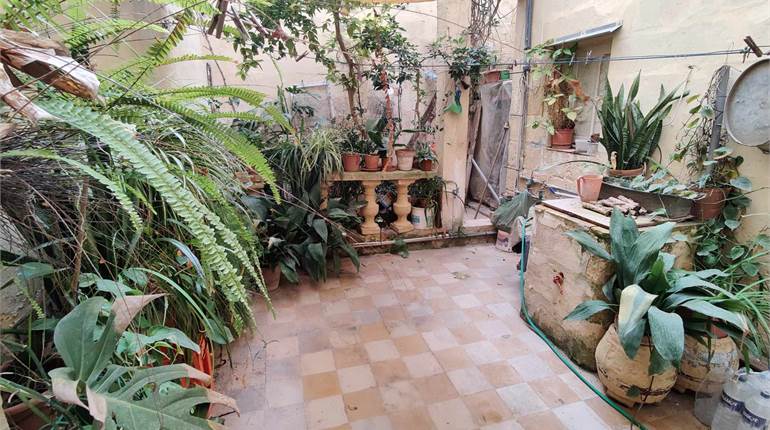 Zejtun - 2/3 Bd Townhouse with small Garden