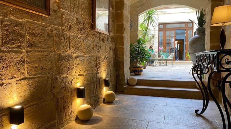 Tarxien - 2/3 Bedroom Converted House of Character / Courtyard 
