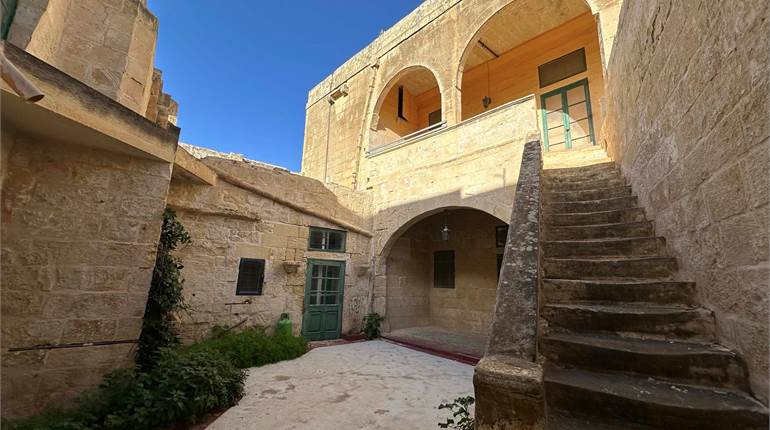 Zurrieq - Historic House - Garage - Multiple Rooms